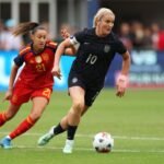 Futbolista estadounidense con el balón ante una jugadora de España