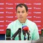 Régis Le Bris sentado ante varios micrófonos en una rueda de prensa