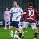 Jugador del Como con el balón frente a Vlašić, del Torino