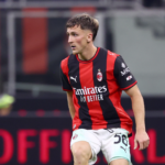 Alexis Saelemaekers con la camiseta del Milan