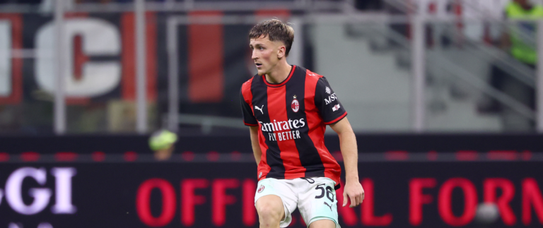 Alexis Saelemaekers con la camiseta del Milan