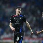 Jugadores del Crystal Palace y del Lyon sobre el césped durante su encuentro de Europa League
