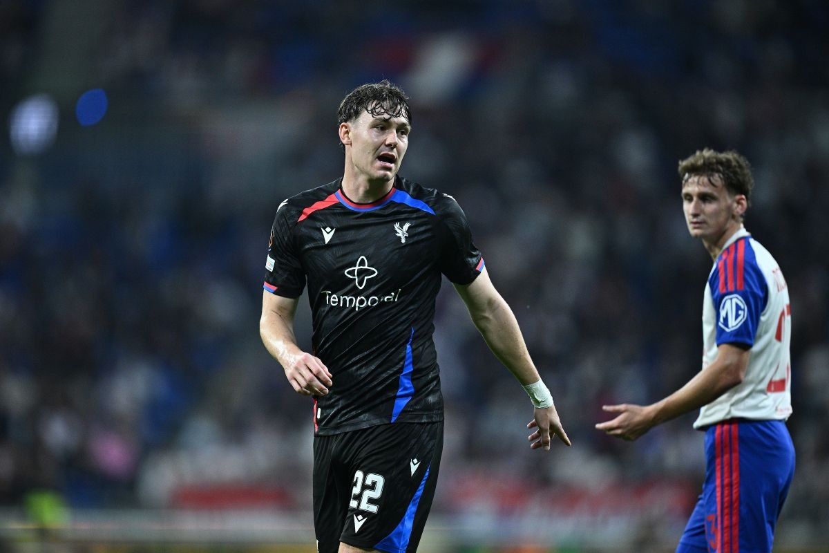 Jugadores del Crystal Palace y del Lyon sobre el césped durante su encuentro de Europa League