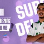 Yassir Zabiri posa con la camiseta del Racing en la imagen del premio sub-23 de septiembre de 2026.
