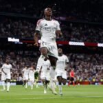 Yan Diomande salta sobre el césped del Bernabéu durante el Real Madrid-Villarreal
