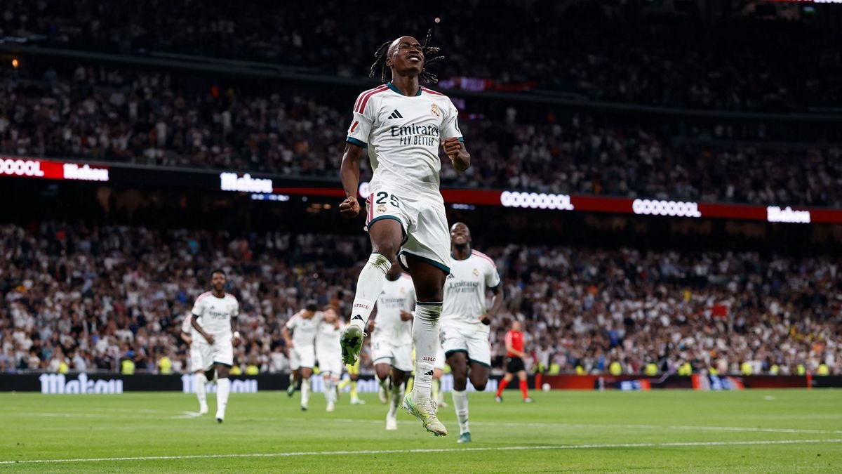 Yan Diomande salta sobre el césped del Bernabéu durante el Real Madrid-Villarreal