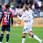 Bernardeschi corre con el puño levantado durante el Cagliari-Bologna
