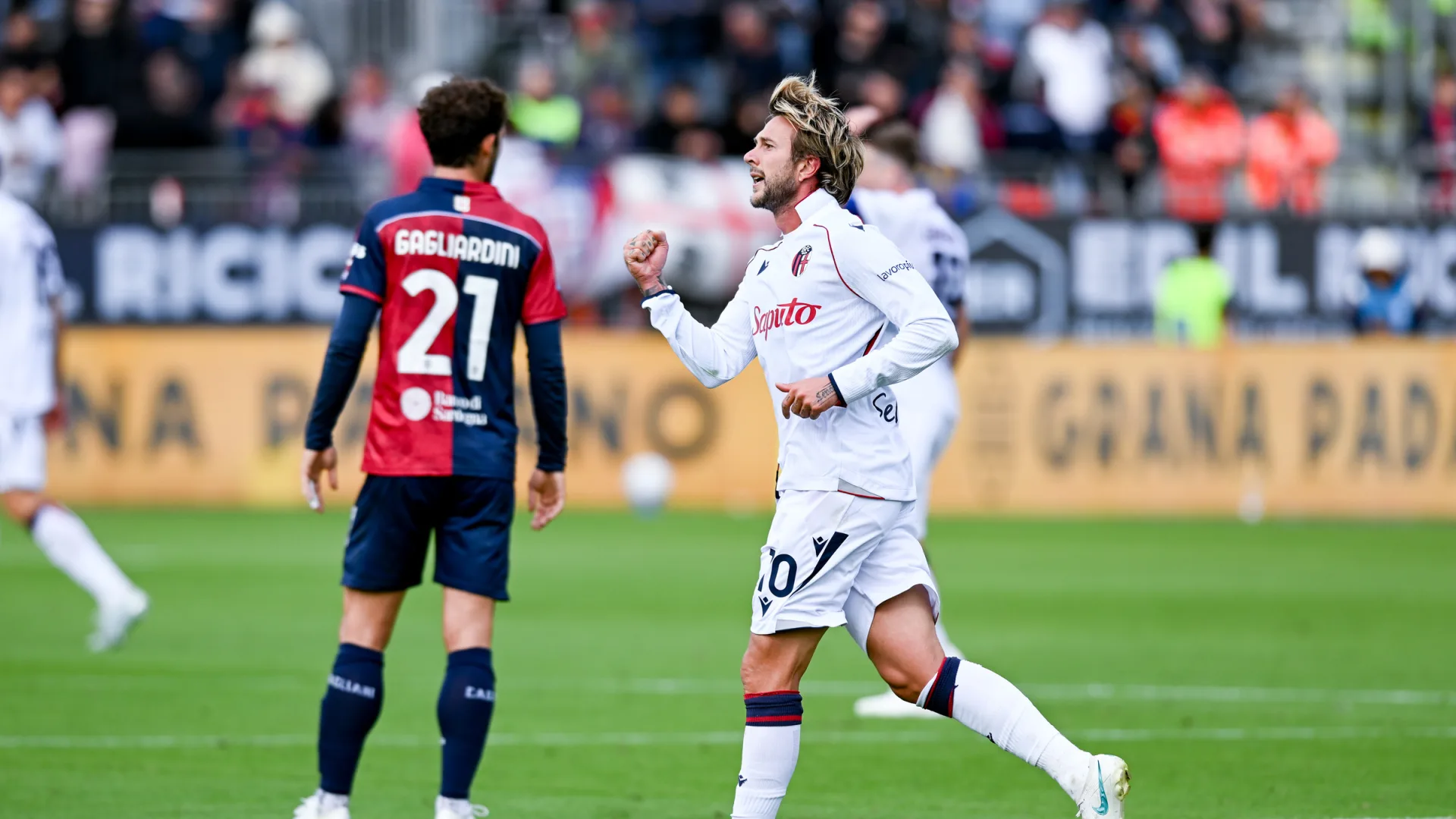 Bernardeschi corre con el puño levantado durante el Cagliari-Bologna