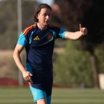 David Tenorio da indicaciones sobre un campo de entrenamiento.