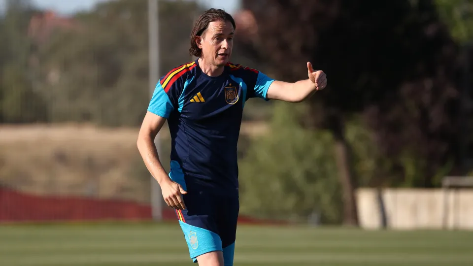 David Tenorio da indicaciones sobre un campo de entrenamiento.
