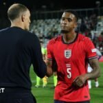 Thomas Tuchel saluda a Ezri Konsa tras el encuentro de Inglaterra ante Croacia