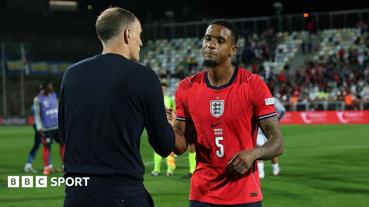 Thomas Tuchel saluda a Ezri Konsa tras el encuentro de Inglaterra ante Croacia