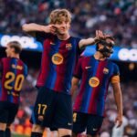 Anthony Gordon celebra con sus compañeros durante el Barcelona-Getafe.