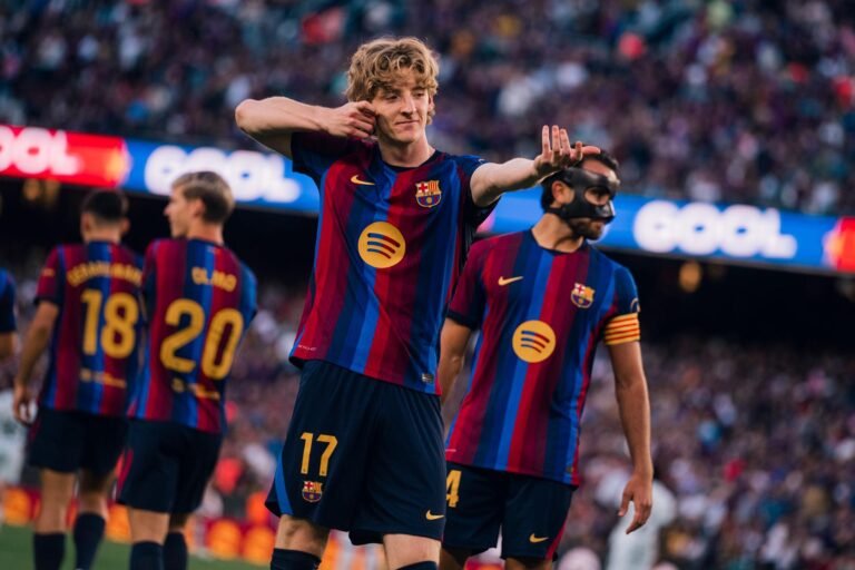 Anthony Gordon celebra con sus compañeros durante el Barcelona-Getafe.
