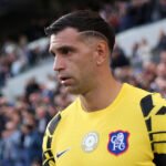 Emiliano Martínez, con la camiseta amarilla del Chelsea, en un estadio