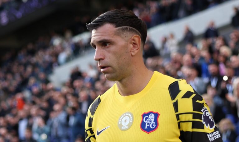 Emiliano Martínez, con la camiseta amarilla del Chelsea, en un estadio