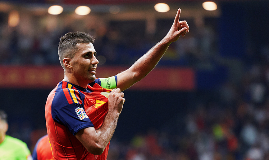 Futbolista de España con brazalete de capitán y un brazo levantado durante el partido en Oviedo