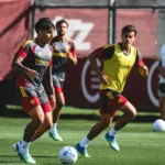 Futbolistas de la Roma disputan un balón durante un entrenamiento