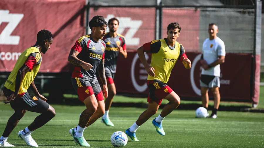Futbolistas de la Roma disputan un balón durante un entrenamiento