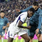 Un jugador del Inter disputa el balón con un futbolista del Venezia durante el partido.