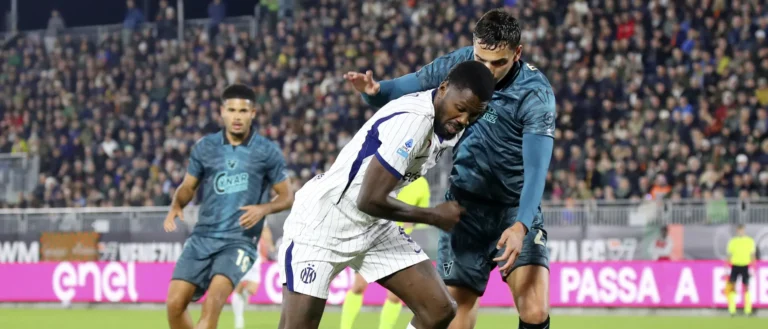 Un jugador del Inter disputa el balón con un futbolista del Venezia durante el partido.