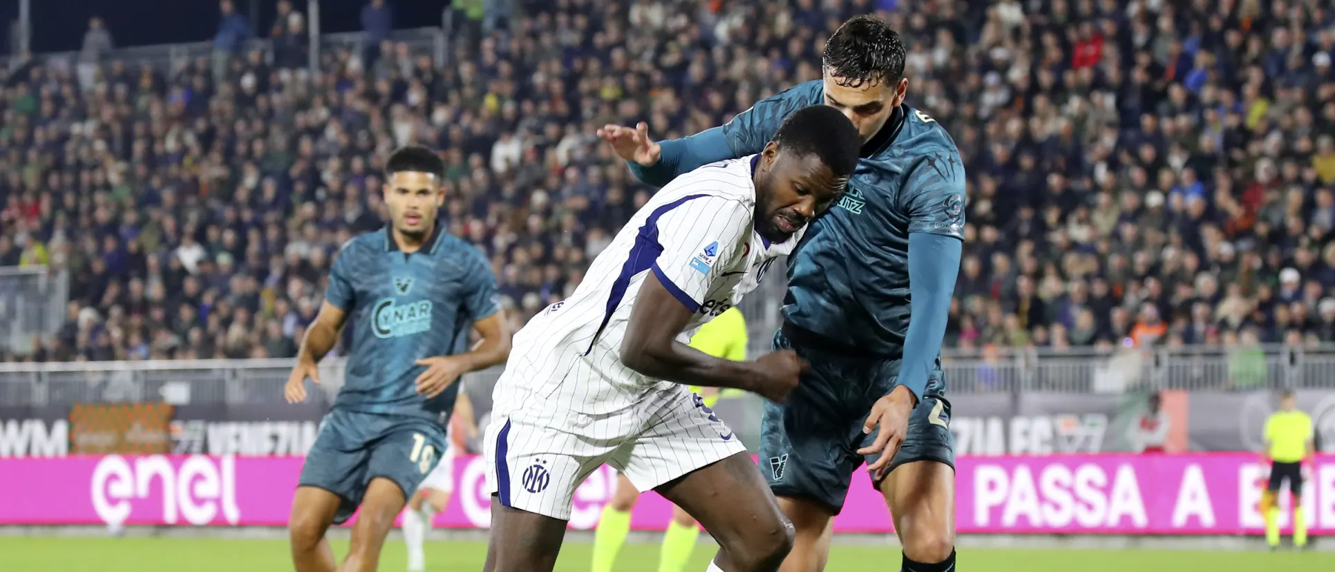 Un jugador del Inter disputa el balón con un futbolista del Venezia durante el partido.