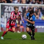 Futbolistas del Atlético y del Espanyol disputan el balón ante una portería