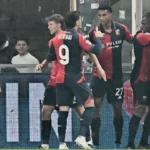 Jugadores del Genoa celebran junto a la grada durante el encuentro ante la Juventus