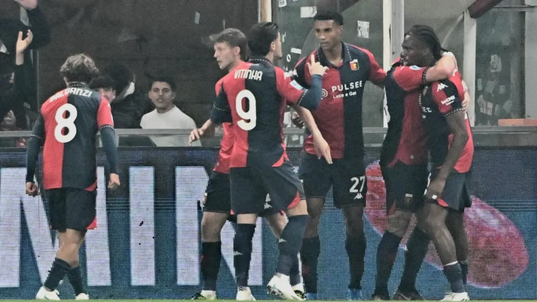 Jugadores del Genoa celebran junto a la grada durante el encuentro ante la Juventus