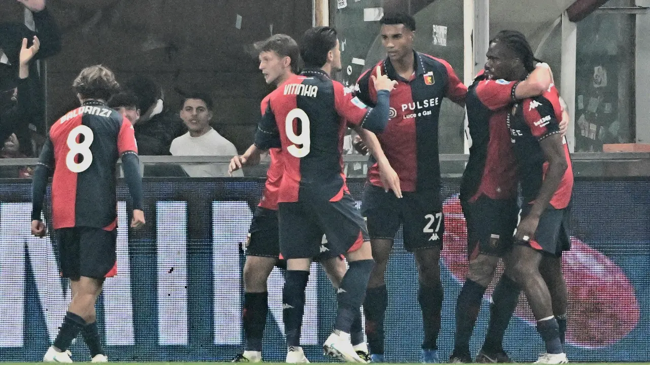 Jugadores del Genoa celebran junto a la grada durante el encuentro ante la Juventus