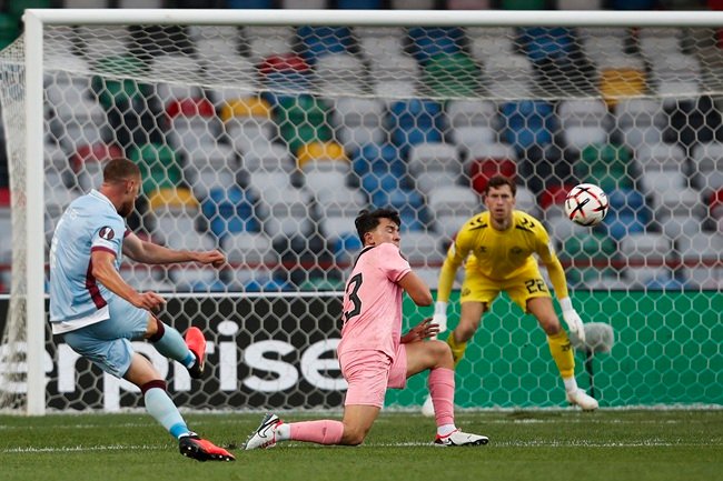 Volnei Feltes en la acción de su gol ante el Sunderland