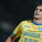 Futbolista del Frosinone con la mano junto a la oreja