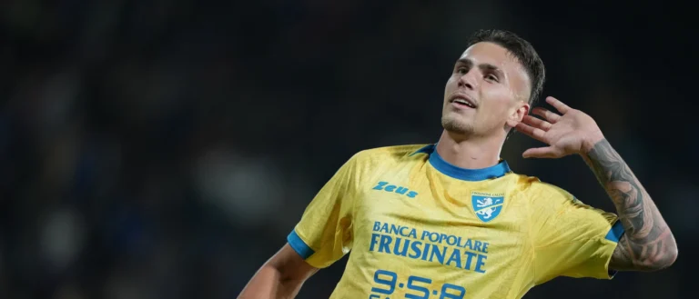 Futbolista del Frosinone con la mano junto a la oreja