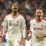 Jugadores del Liverpool celebran durante el partido ante el LASK