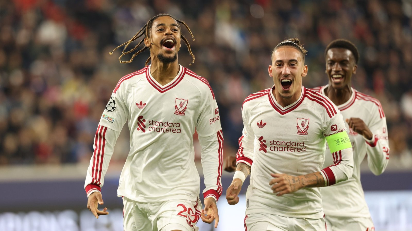 Jugadores del Liverpool celebran durante el partido ante el LASK