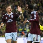 Ross Barkley choca la mano con Nicolas Jackson durante el Aston Villa-Fenerbahçe