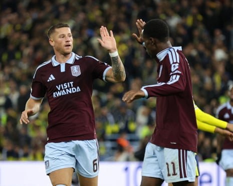 Ross Barkley choca la mano con Nicolas Jackson durante el Aston Villa-Fenerbahçe