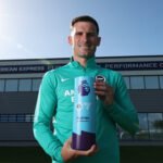 Pascal Groß con el premio al mejor jugador del mes de la Premier League.