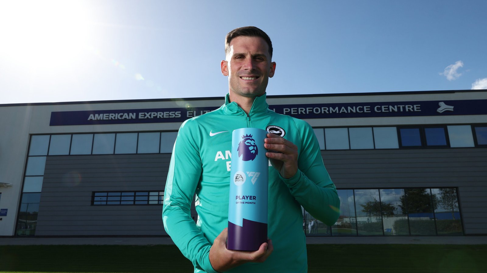 Pascal Groß con el premio al mejor jugador del mes de la Premier League.