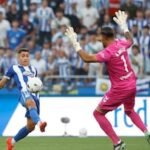 Álvaro Valles sale ante un jugador rival durante un partido distinto al de la parada premiada