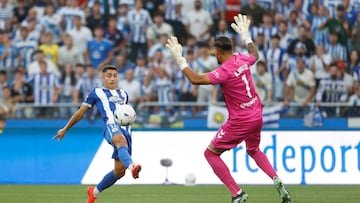 Álvaro Valles sale ante un jugador rival durante un partido distinto al de la parada premiada