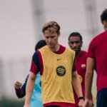 Frenkie de Jong, con peto amarillo, durante un entrenamiento del Barcelona