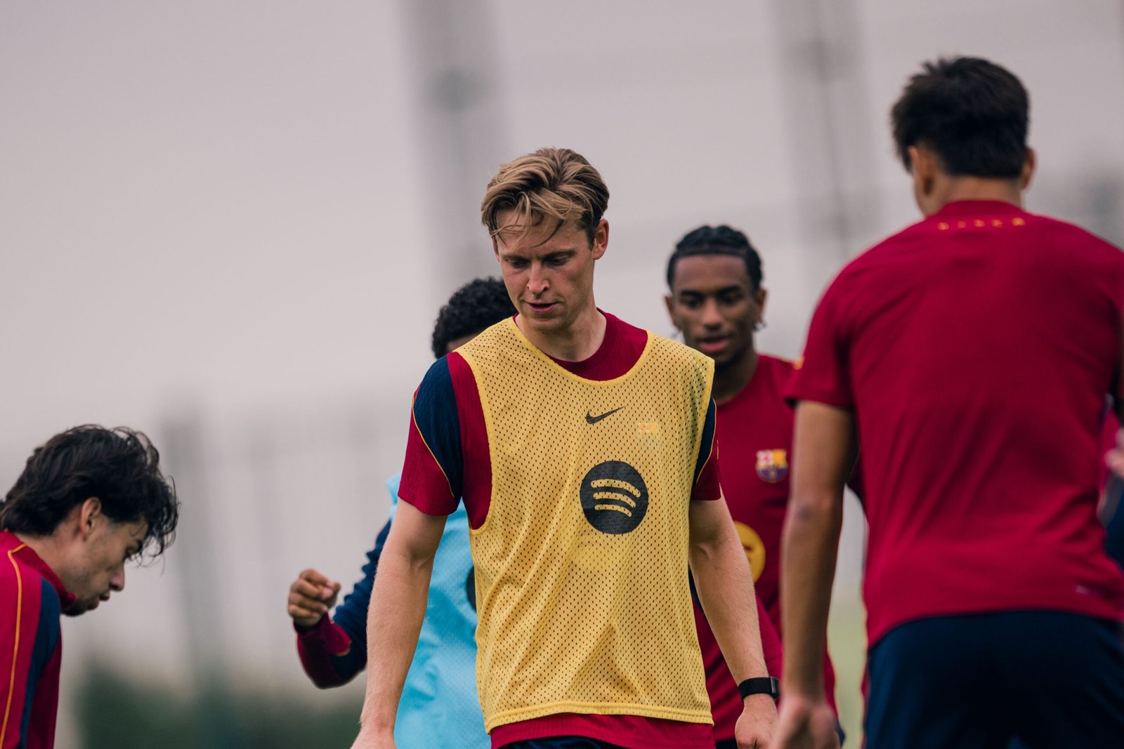 Frenkie de Jong, con peto amarillo, durante un entrenamiento del Barcelona