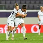 Ivana Andrés celebra con una compañera del Inter sobre el césped en Viena