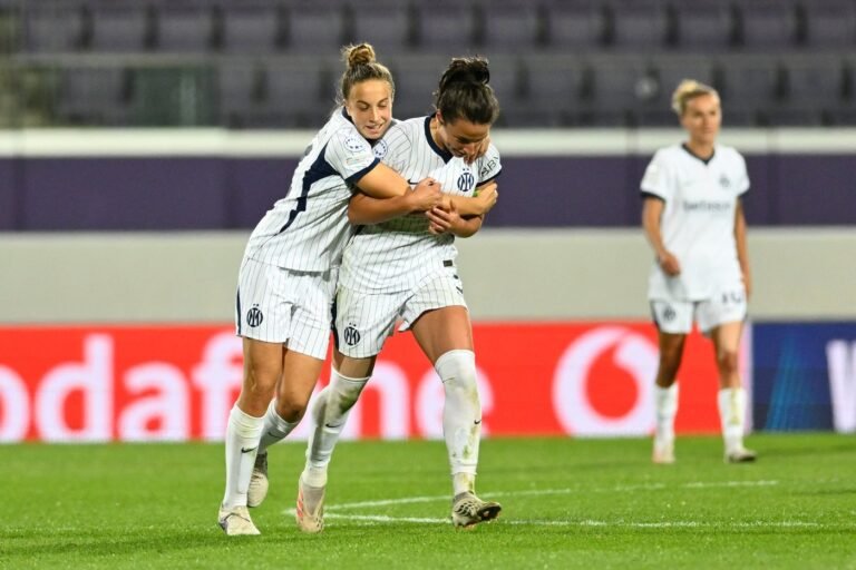 Ivana Andrés celebra con una compañera del Inter sobre el césped en Viena