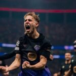 Un jugador del Barcelona celebra ante sus compañeros durante el partido contra el Galatasaray.