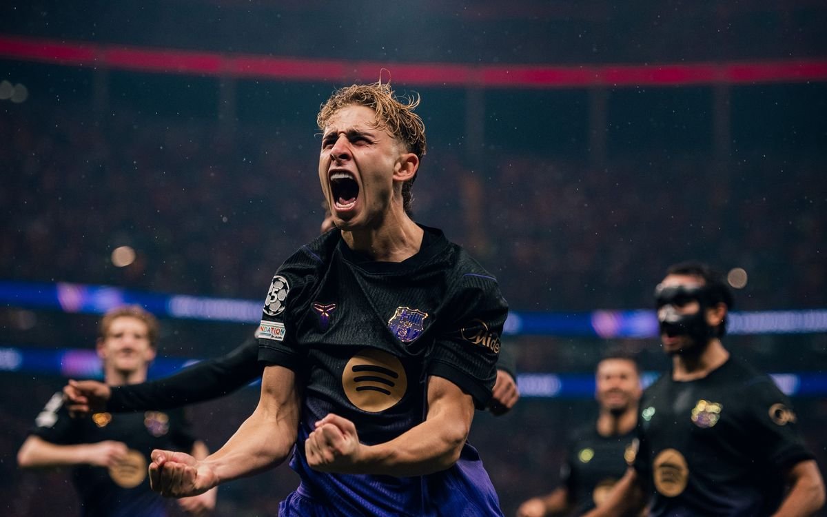 Un jugador del Barcelona celebra ante sus compañeros durante el partido contra el Galatasaray.