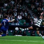 Un jugador del Sporting disputa un balón con el portero del LASK durante el partido en Lisboa