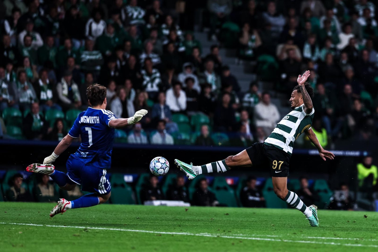Un jugador del Sporting disputa un balón con el portero del LASK durante el partido en Lisboa