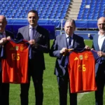 Cuatro representantes muestran camisetas de España durante la presentación del partido en el Carlos Tartiere.